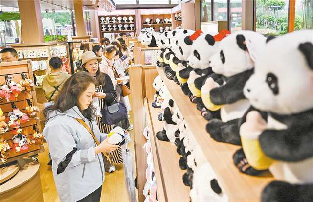 十月二十日，重慶動物園，游客在“蟲動市集”選購文創(chuàng)產(chǎn)品。記者 張錦輝 攝\視覺重慶