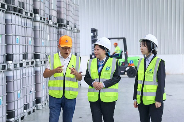 高波為銀行工作人員介紹企業(yè)情況。向詩(shī)佳攝