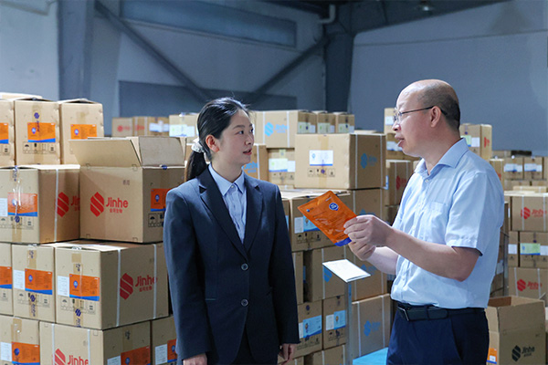 農(nóng)行工作人員實(shí)地走訪調(diào)研。向詩(shī)佳攝