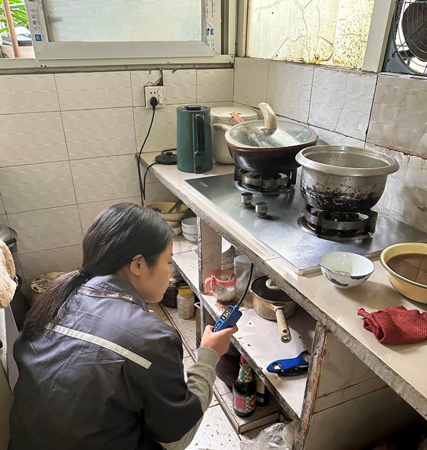 燃氣工作人員入戶進行安全檢查。重慶燃氣集團供圖