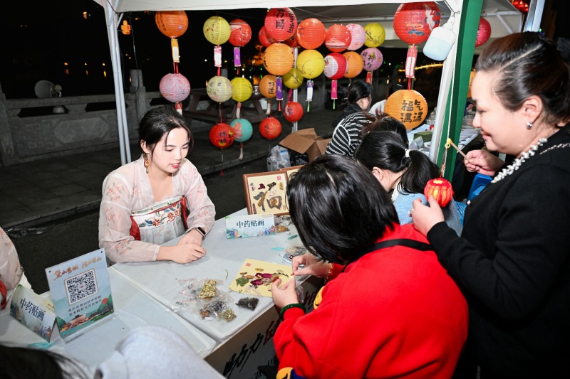 市民體驗(yàn)中藥貼畫。主辦方供圖