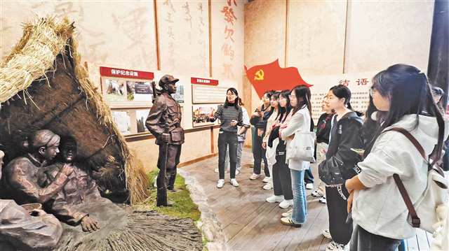 綦江區(qū)石壕鎮(zhèn)，游客參觀紅一軍團(tuán)司令部舊址。 （受訪者供圖）