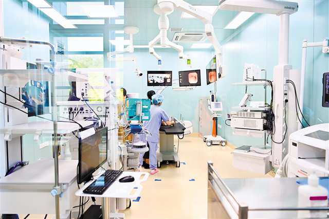 十月二十二日，重慶醫(yī)科大學附屬第一醫(yī)院金山院區(qū)，數(shù)智化一站式5D呼吸介入示范手術(shù)室投用。記者 齊嵐森 攝\視覺重慶