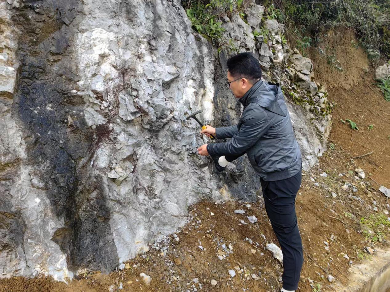 安勝余拿著錘子遍布豐都鄉(xiāng)鎮(zhèn)找礦石。受訪者供圖