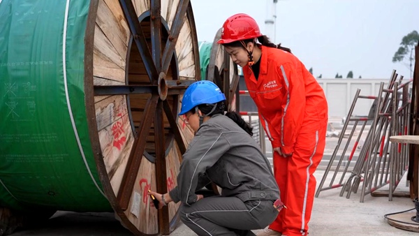 工作人員開展物資全鏈條風(fēng)險管控。國網(wǎng)重慶永川供電公司供圖