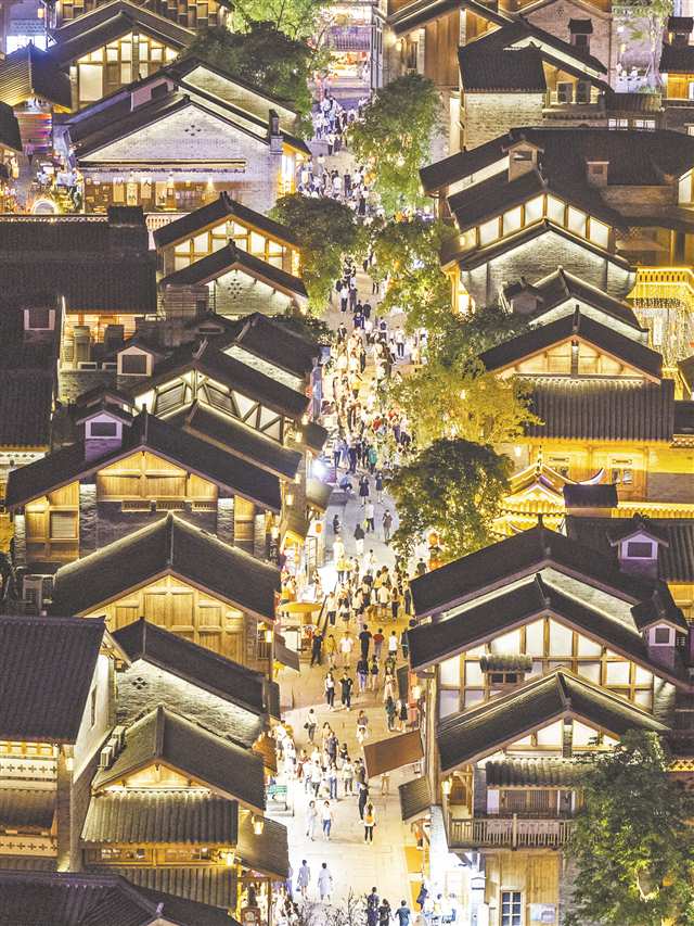 夜色中的十八梯傳統(tǒng)風貌區(qū)。（本報資料圖片）記者 尹詩語 攝/視覺重慶