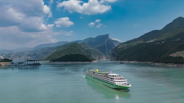 行駛中的長江記憶游輪。黃金游輪供圖