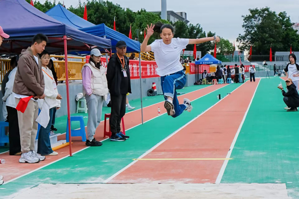 女子跳遠(yuǎn)。西南政法大學(xué)供圖