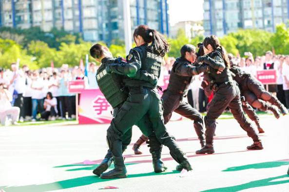 刑偵利劍特訓(xùn)隊(duì)武術(shù)表演。西南政法大學(xué)供圖