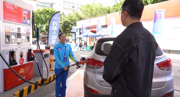 中國(guó)石油重慶銷(xiāo)售公司員工在參加個(gè)人賽。張繼歡攝