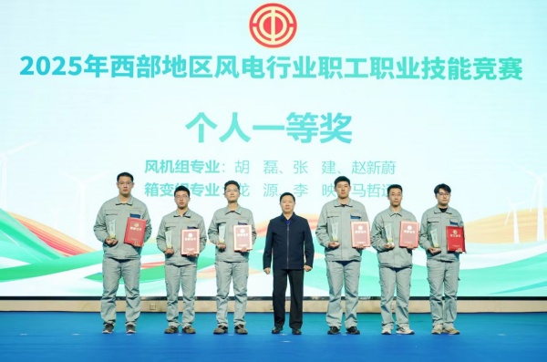 頒獎(jiǎng)現(xiàn)場?；顒又鬓k方供圖