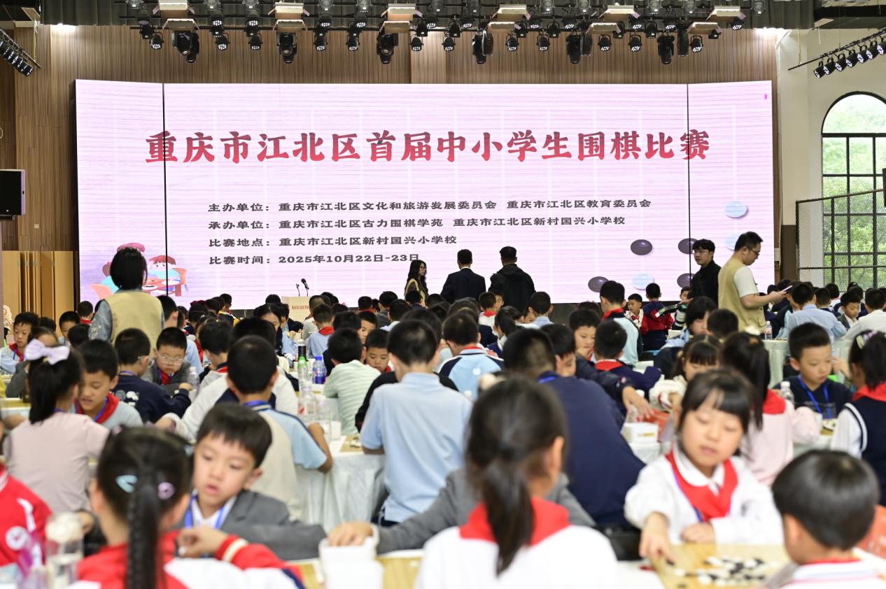 225名中小學(xué)生同臺(tái)競(jìng)技。古力圍棋學(xué)苑供圖