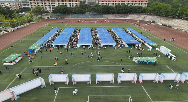 雙選會現(xiàn)場。譚啟進攝