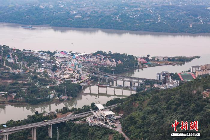 圖為沿江小鎮(zhèn)現(xiàn)平湖美景。邱政霖 攝