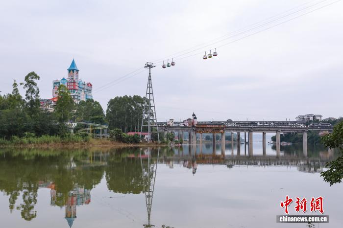 圖為沿江小鎮(zhèn)現(xiàn)平湖美景。邱政霖 攝