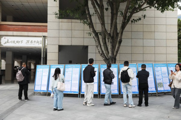 八中學(xué)子“數(shù)學(xué)建?！背晒故?。重慶八中供圖