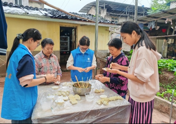 一起包餃子。重慶市一福養(yǎng)老發(fā)展中心供圖