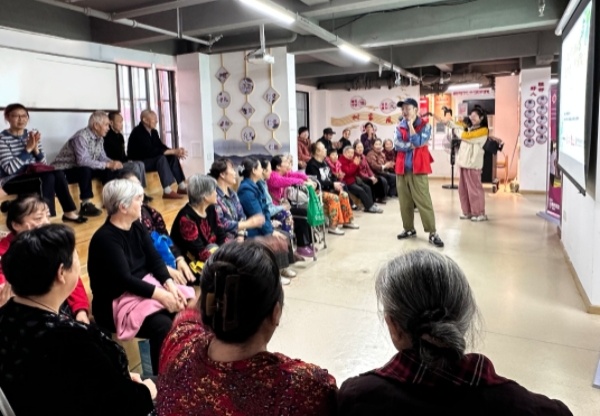 現(xiàn)場互動宣講。重慶市一福養(yǎng)老發(fā)展中心供圖