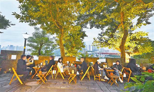 十月二十一日，渝中區(qū)戴家巷崖壁步道，游客正在喝茶聊天。首席記者 龍帆 攝\視覺重慶