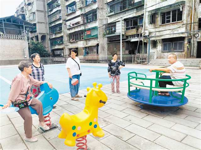 社區(qū)閑置的邊角地改建后，居民們都喜歡到這里來聊天玩耍。（受訪者供圖）