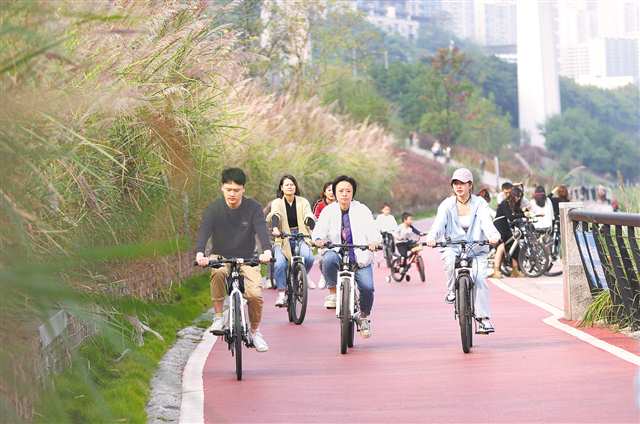 江北嘴江灘公園，市民騎行玩耍。（資料圖片）特約攝影 鐘志兵\視覺重慶