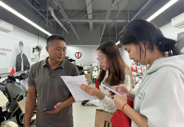 學生實地調研商戶。重慶財經(jīng)學院供圖