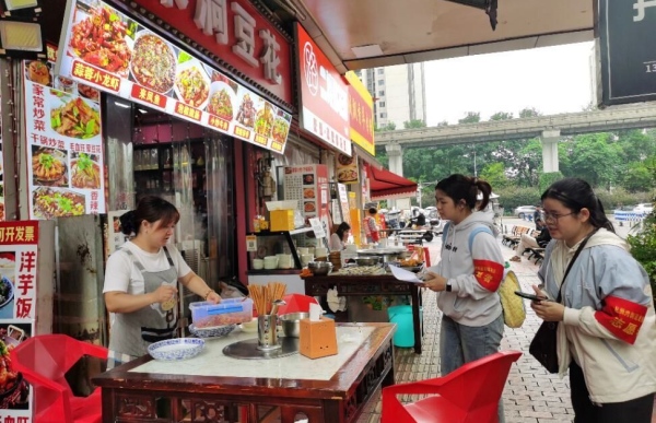 學生實地調研商戶。重慶財經(jīng)學院供圖