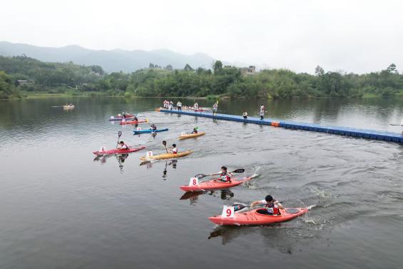 成渝校際皮劃艇對抗賽現(xiàn)場。重慶市江北區(qū)槳板協(xié)會供圖