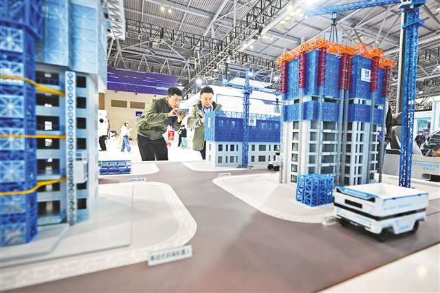 10月27日，重慶國際博覽中心，2025年世界城市日中國主場活動展廳，嘉賓在工地模型前了解智慧建造裝備。