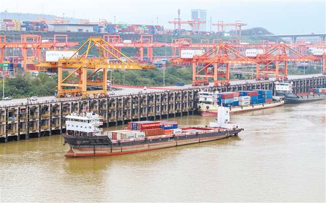 10月27日，重慶果園港，“重輪集3019”貨輪緩緩靠岸，“宜賓港—果園港”鋰電池運輸航線首航成功。記者 羅斌 攝/視覺重慶