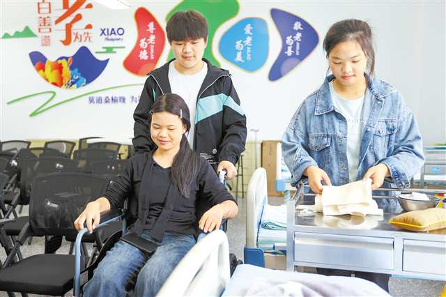 十月十五日，重慶城市管理職業(yè)學院，學生們在體驗老人出行方式。記者 尹詩語 攝\視覺重慶