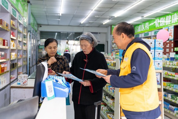 志愿者走訪商戶宣傳用電安全。國網(wǎng)重慶永川供電公司供圖