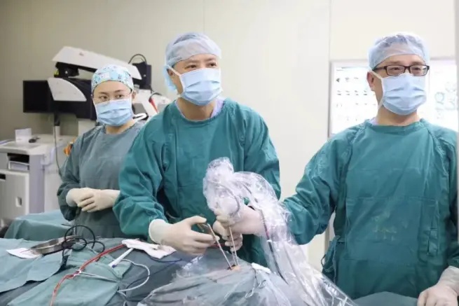 楊剛教授團隊為患者開展手術。重醫(yī)附一院供圖