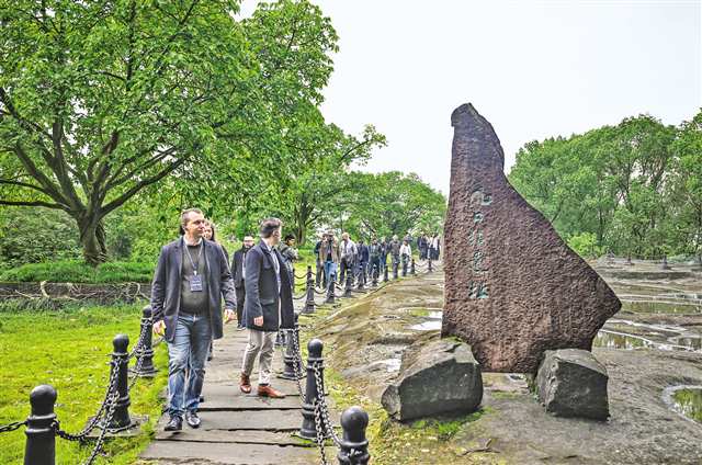 10月26日，合川區(qū)釣魚城，“匈牙利智庫(kù)學(xué)者川渝行”代表團(tuán)成員們正在參觀九口鍋遺址。首席記者 龍帆 攝/視覺重慶