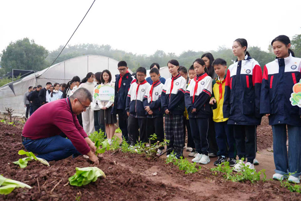 指導(dǎo)老師介紹種植要領(lǐng)。馮斌洋 攝