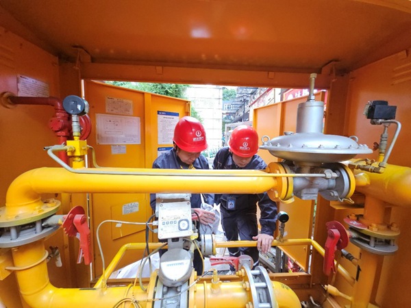 重慶燃?xì)夤ぷ魅藛T對燃?xì)庠O(shè)備進(jìn)行安全檢查。重慶燃?xì)饧瘓F(tuán)供圖