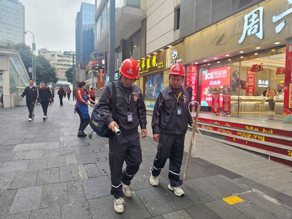 重慶燃?xì)夤ぷ魅藛T進(jìn)行巡線安檢。重慶燃?xì)饧瘓F(tuán)供圖