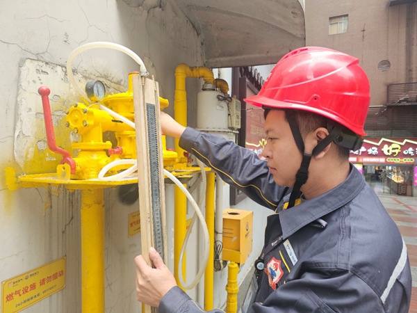 重慶燃?xì)夤ぷ魅藛T走訪商戶進(jìn)行安全檢查。重慶燃?xì)饧瘓F(tuán)供圖