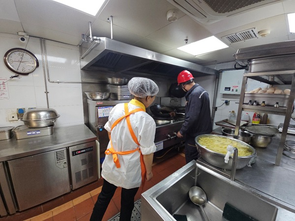 重慶燃?xì)夤ぷ魅藛T走訪商戶進(jìn)行安全檢查。重慶燃?xì)饧瘓F(tuán)供圖