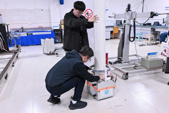 研究生們演示實驗儀器。主辦方供圖