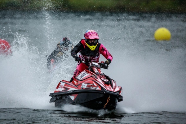 摩托艇賽上演速度與激情。主辦方供圖