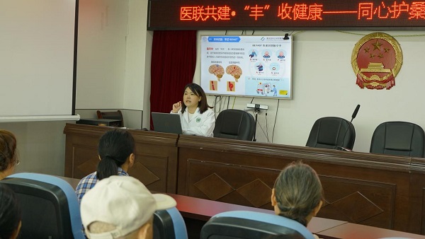 邢鳳為社區(qū)老年人做腦卒中預(yù)防與識(shí)別科普。豐都縣人民醫(yī)院供圖