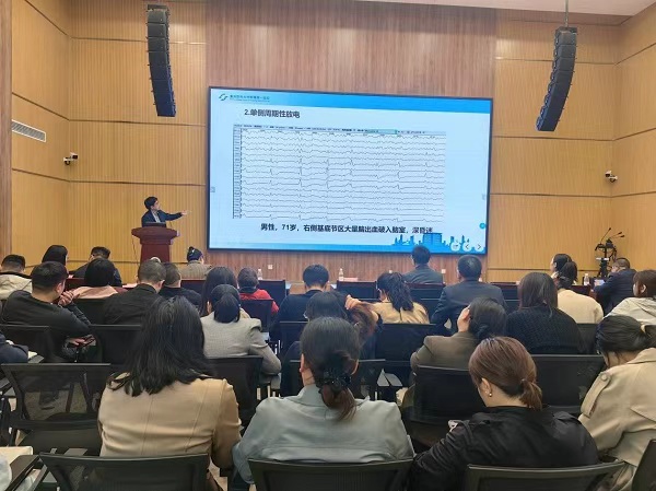 重醫(yī)附一院神經(jīng)內(nèi)科主任醫(yī)師王亮作《意識(shí)障礙的鑒別診斷》講座。豐都縣人民醫(yī)院供圖