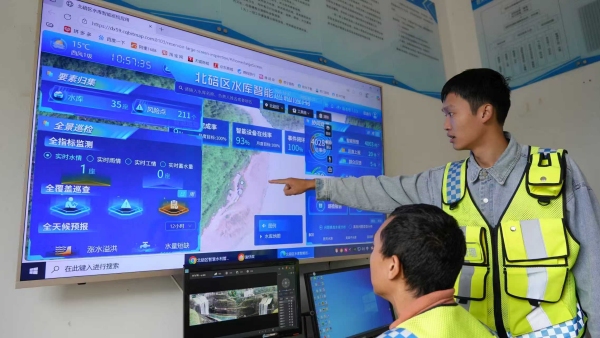工作人員在查看智能巡檢應(yīng)用。北碚區(qū)水利局供圖