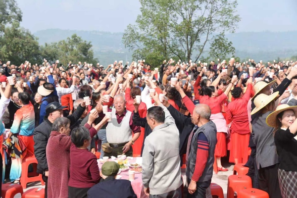 參與老人舉杯慶祝。江津區(qū)委宣傳部供圖