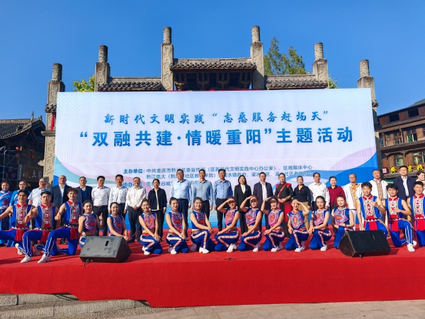 合影留念。黔江區(qū)委宣傳部供圖