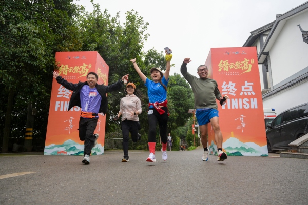 市民歡快地沖過終點(diǎn)。 代宇航攝