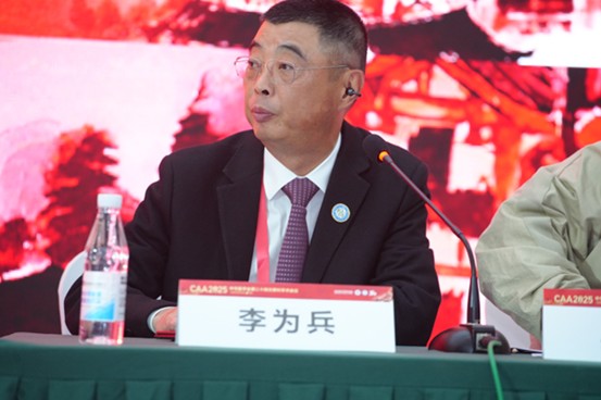 李為兵擔(dān)任主會(huì)場(chǎng)主持人。重慶醫(yī)科大學(xué)附屬第三醫(yī)院（方大醫(yī)院）供圖