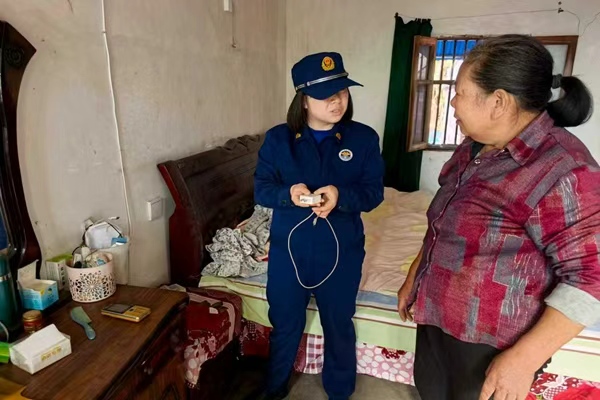 消防宣傳人員進(jìn)行細(xì)致檢查。涪陵區(qū)消防救援局供圖