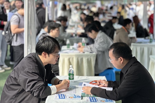 雙選會(huì)現(xiàn)場(chǎng)。重慶市人力社保局供圖